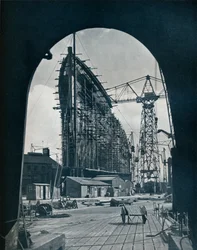 Una vista sorprendente della gigantesca nave Cunard, Queen Mary, a Clydebank, Glasgow, 1934