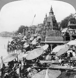 Un tempio e ghats sul Gange a Benares Varanasi, India, 1900s