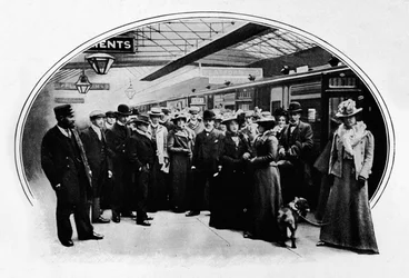 Una compagnia teatrale in partenza per una tournée, Stazione di Euston, Londra