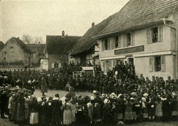 Un villaggio in Alsazia è occupato dalle truppe francesi, Prima Guerra Mondiale, c1915, c1920