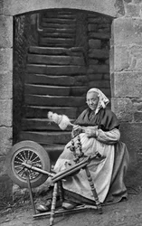 Una donna alla ruota da filare, Dinan, Bretagna, Francia