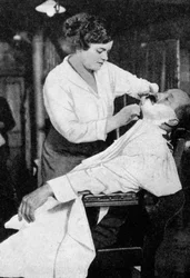 Una donna barbiere