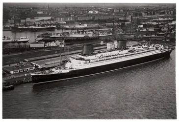 Vista aerea del porto di Brema, Germania, e del transatlantico Europa, da un dirigibile, c1931 1933