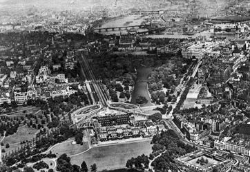 Veduta aerea di Buckingham Palace, Londra, 1926-1927