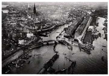 Veduta aerea del porto di Amburgo, Germania, da un dirigibile