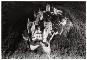 Vista aerea del Castello di Hohenzollern, Baden-Württemberg, Germania, da un dirigibile, c1931 1933