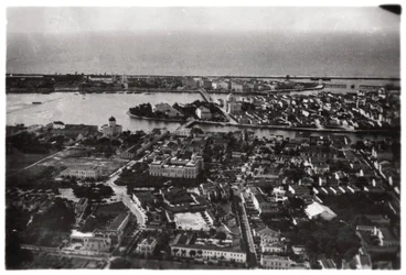 Vista aerea di Recife, Brasile, da un dirigibile, 1930-1933