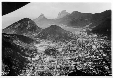Vista aerea di Rio de Janeiro, Brasile, da un dirigibile, 1930 1933
