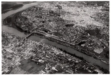 Vista aerea di Siviglia, Spagna, da un dirigibile, 1929-1933