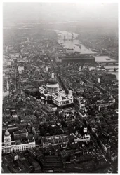 Vista aerea della Cattedrale di San Paolo, Londra, da un dirigibile, 1931 1933