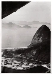 Veduta aerea del Pan di Zucchero, Rio de Janeiro, Brasile, da un dirigibile, 1930-1933