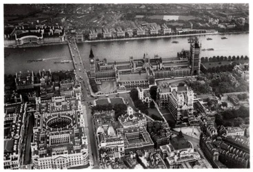 Vista aerea di Westminster, Londra, da un dirigibile, 1931