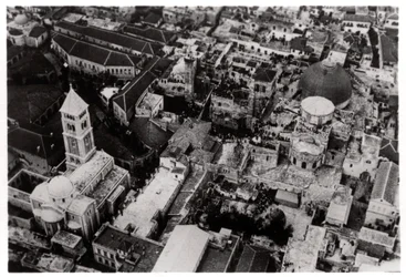 Veduta aerea della Chiesa del Santo Sepolcro, Gerusalemme, Palestina, da un dirigibile, 1931 1933