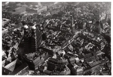 Vista aerea della Frauenkirche, Monaco, Germania, da un dirigibile, c1931 1933