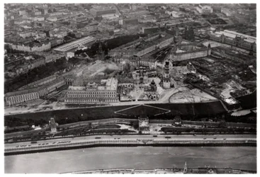 Vista aerea del Cremlino, Mosca, URSS, da un dirigibile, 1930-1933