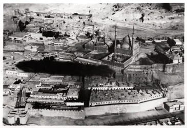 Vista aerea della Moschea di Muhammad Ali Pasha, Il Cairo, Egitto, da un dirigibile, 1931 1933
