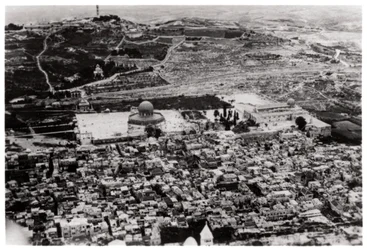 Vista aerea della Moschea di Omar, Gerusalemme, Palestina, da un dirigibile, 1931-1933