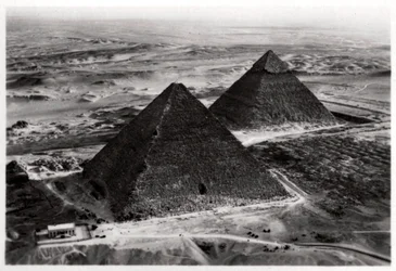 Veduta aerea delle piramidi di Giza, Egitto, da uno Zeppelin, 1931 1933
