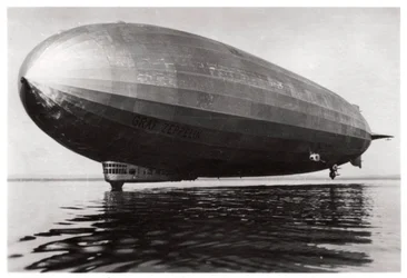 Dirigibile LZ127 Graf Zeppelin che atterra sul Lago di Costanza, Germania, 1933