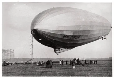Dirigibile LZ127 Graf Zeppelin ormeggiato a Loewental, Germania