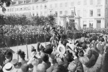Alberto I del Belgio in cammino verso il parlamento, 1914