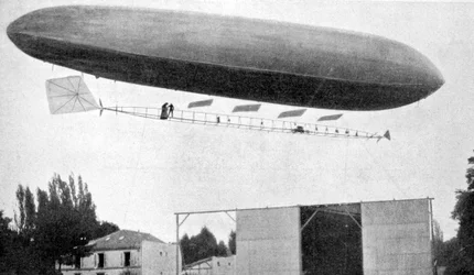 Alberto Santos-Dumont che vola con il suo dirigibile numero 10