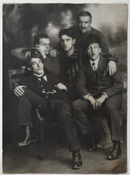 Aleksei Kruchenykh, David Burliuk, Vladimir Mayakovsky, Nikolai Burliuk e Benedikt Livshits, 1913