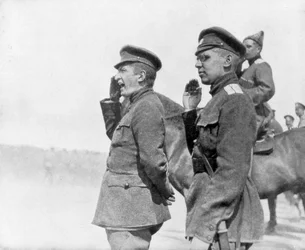 Alexander Kerensky durante una revisione delle truppe russe, Prima Guerra Mondiale, 1917