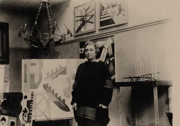 Alexandra Exter nel suo studio di Parigi