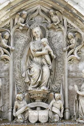 Castello di Amboise timpano della cappella: Vergine e bambino, Amboise, Francia