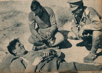 Barellieri con un artigliere anticarro ferito, c1942-1944