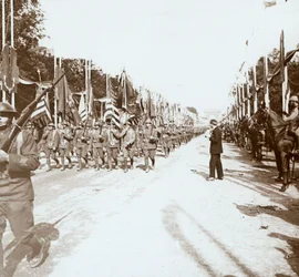 Truppe americane che marciano nella parata della vittoria, Parigi, Francia, c. 1918-c. 1919