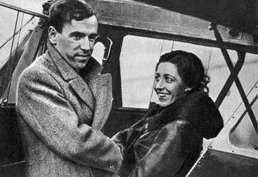 Amy Johnson, aviatrice britannica, in procinto di partire per Città del Capo