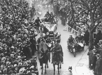 Amy Johnson guidata attraverso strade affollate, Melbourne