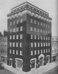 Un edificio interamente nero a Londra ravvivato da un colletto bianco simile a pizzo, circa 1935