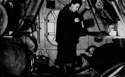 Un rigger della RAF che serve la colazione alle 6.30 del mattino