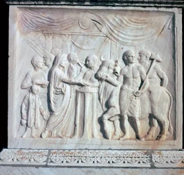 Un altare dedicato al culto imperiale romano