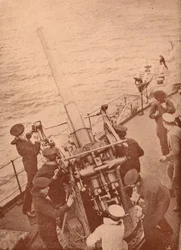 Un cannone antiaereo in azione su una nave da battaglia britannica, c1917 1919
