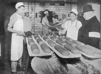 Un ispettore visita una panetteria di Berlino, 1915