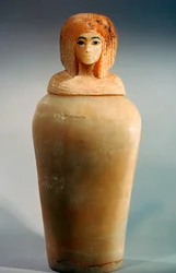 Antico vaso canopo egizio con coperchio a forma di testa di donna reale, c1344-1336 a.C.