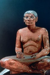 Figura egizia antica di uno scriba seduto, XXV-XXIV secolo a.C.