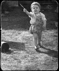 Andrew Nurnberg, figlio del fotografo Walter con bastone in giardino, c 1954