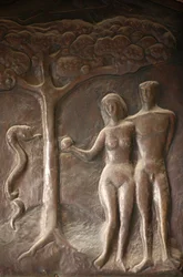 Scultura sulla porta della basilica dell