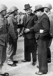 Antonio de Oliveira Salazar (1888-1970), dittatore del Portogallo dal 1932 al 1968, ispeziona le truppe durante una visita alle Azzorre, 5 aprile 1941