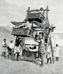 Bambini arabi che si divertono su una ruota panoramica, 1922