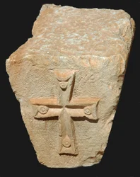 Dettaglio architettonico di un capitello bizantino decorato con una croce