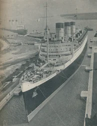 Arrivo del transatlantico RMS Cunard White Star Queen Mary nel King George V Graving Dock