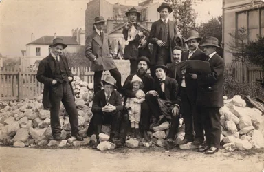 Artisti davanti a La Ruche, Montparnasse, 1914