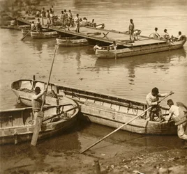 Assemblaggio di un ponte di barche, c1914-c1918