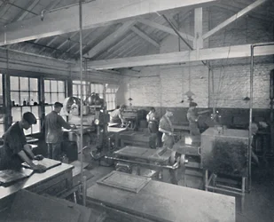 Al lavoro nella fonderia. Realizzazione di stampi in cera delle pagine, 1917
